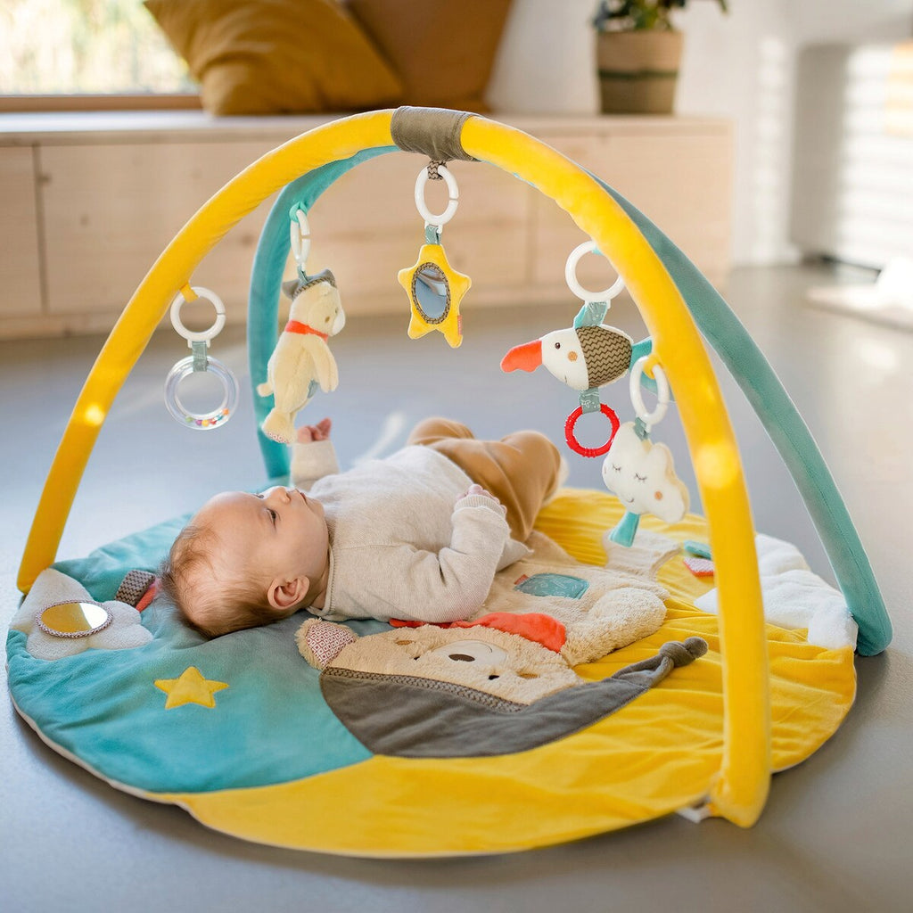 Babygym med 3D-aktivitetsteppe Bär Bruno i bruk med baby
