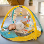 Babygym med 3D-aktivitetsteppe Bär Bruno i bruk med baby