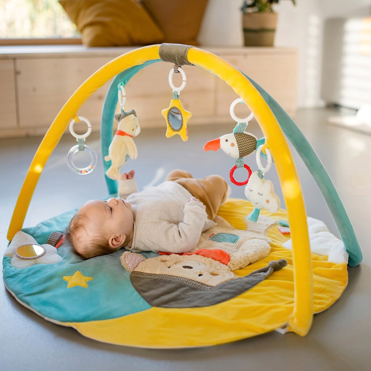 Babygym med 3D-aktivitetsteppe Bär Bruno i bruk med baby