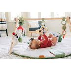 Babygym Boho Chic Luxe Gymini med trebue montert i stue