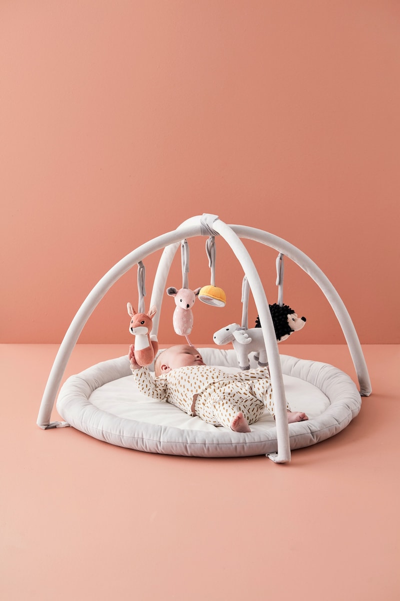 Babygym EDVIN hvit grå med polstret matte bakside