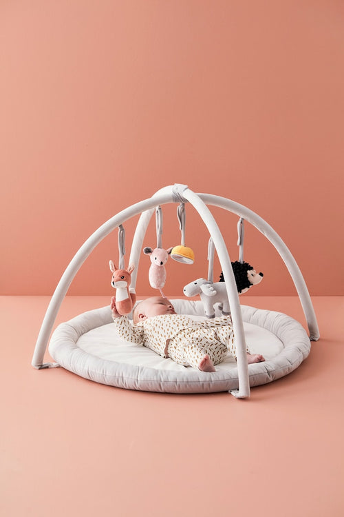 Babygym EDVIN hvit grå med polstret matte bakside