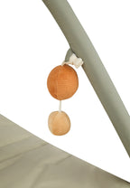 Babygym med lekematte Giraffe Kaya 100x80 cm montert i rom