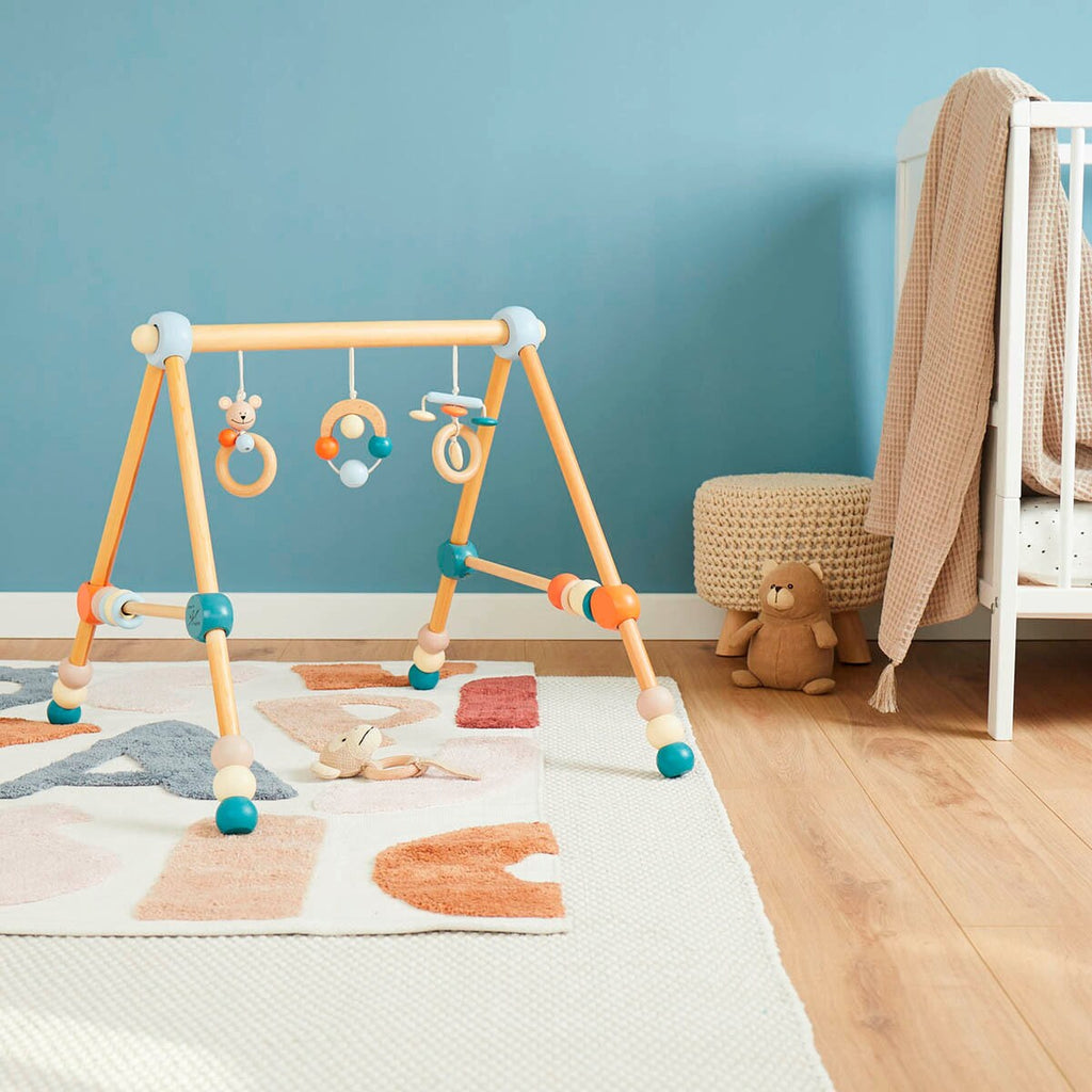 Babygym i tre høydejusterbar 54x54x48 cm detalj av treverk