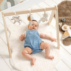 Detalj av leker på Babygym i tre med 3 leker 50x60 cm fra fødsel