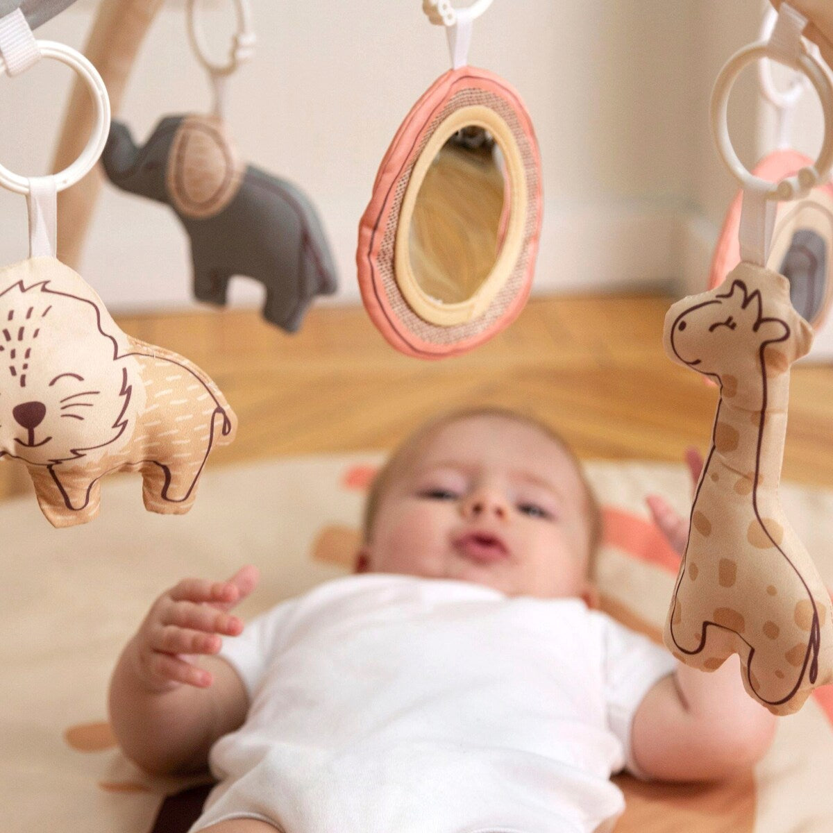 Babygym Jungle Rainbow med aktivitetsleker med rasle- og klyngeeffekter