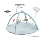 Detalj av leker på Babygym med lekematte Playground blå