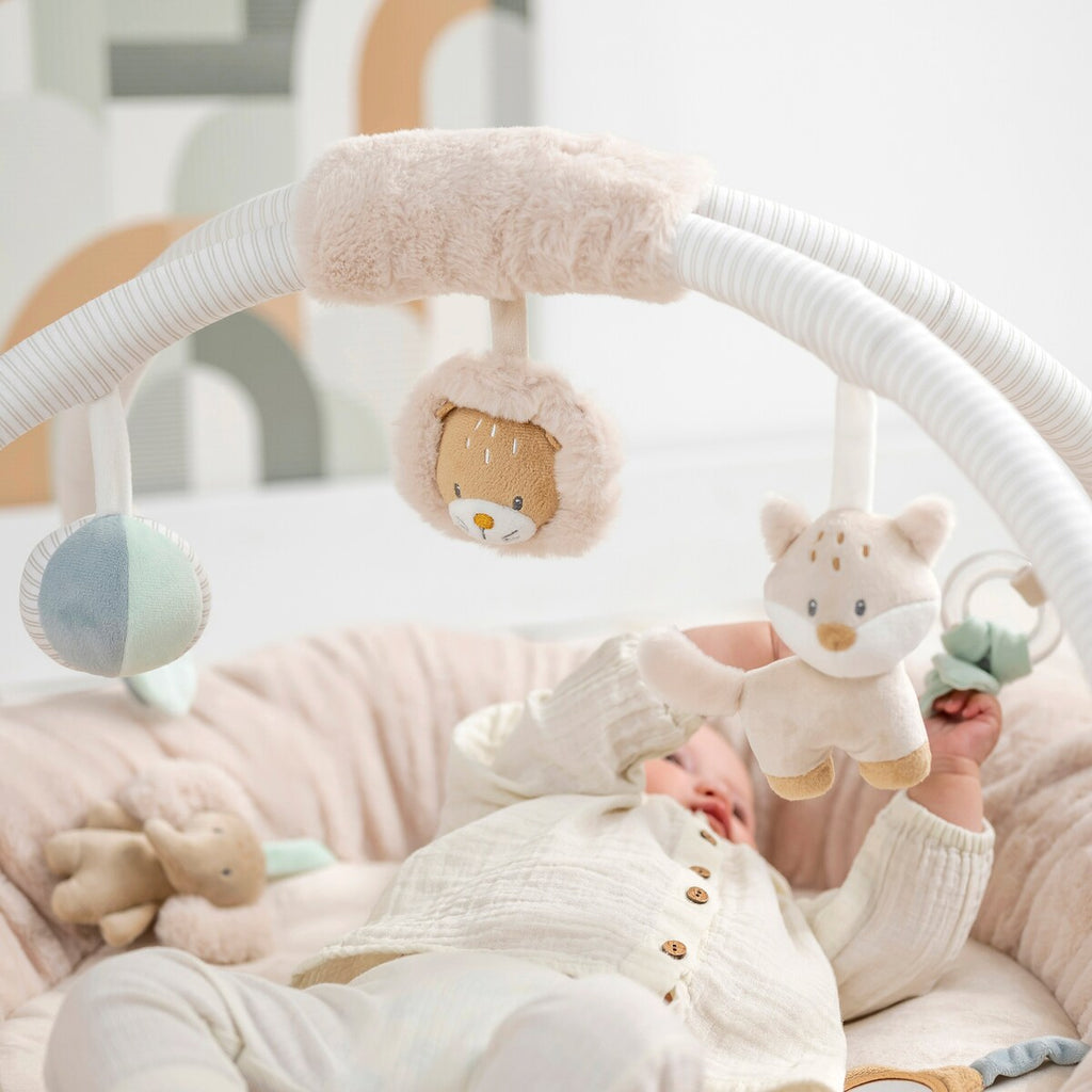 Babygym med krabbelrede Flo, Ernest & Oli montert