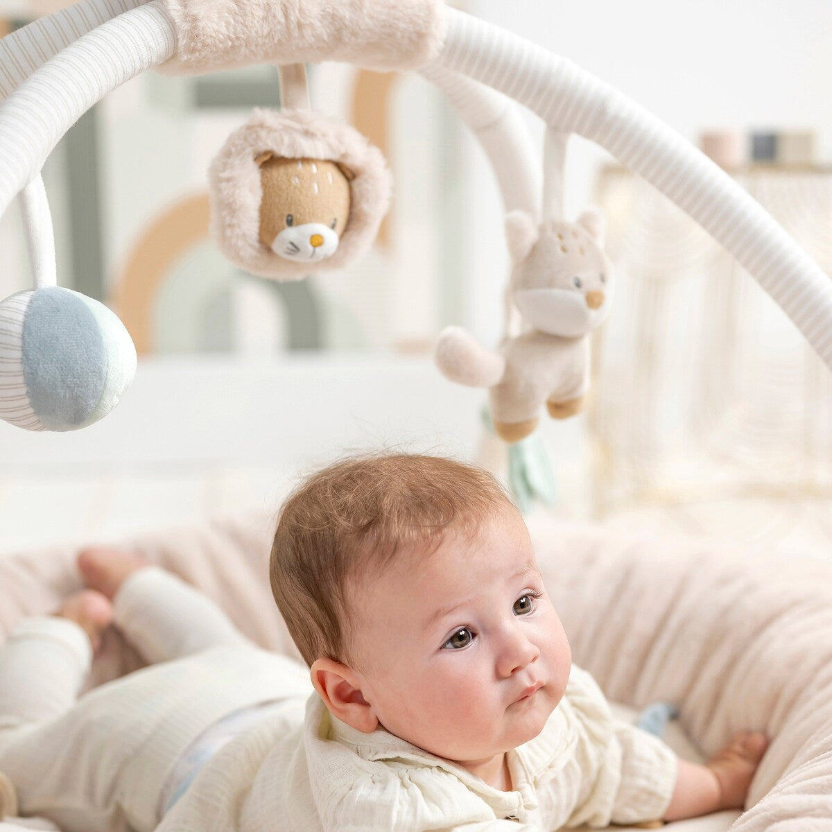 Nærbilde av sensoriske leker på Babygym med krabbelrede Flo, Ernest & Oli