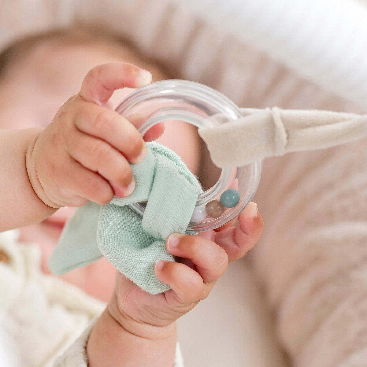 Babygym med krabbelrede Flo, Ernest & Oli sett fra siden