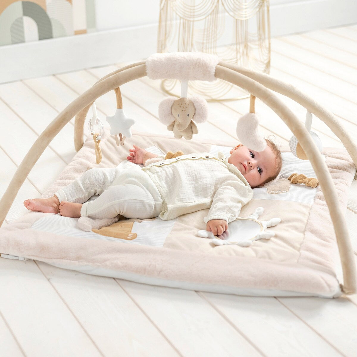Babygym med krabbematte Flo Ernest Oli nærbilde av lekebue