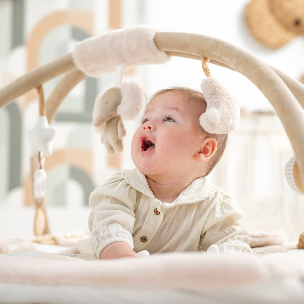 Babygym med krabbematte Flo Ernest Oli detalj av tekstiler