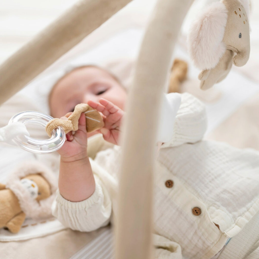 Babygym med krabbematte Flo Ernest Oli lekefigurer nærbilde