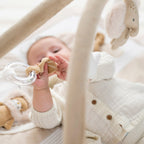 Babygym med krabbematte Flo Ernest Oli lekefigurer nærbilde