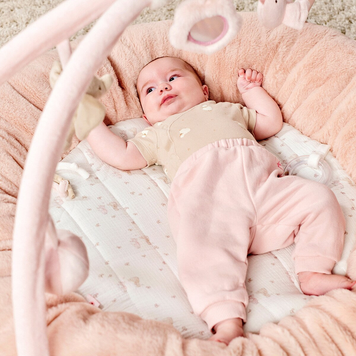 Babygym med krablereir FanFan Ø 90 cm nærbilde av rangle