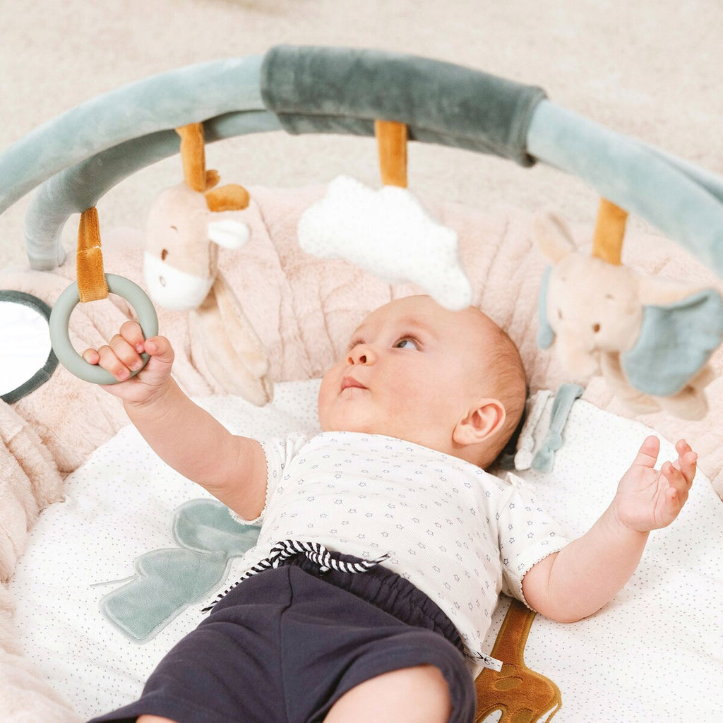 Babygym med krableteppe Luna & Axel med biteleke detalj av leker