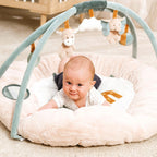 Babygym med krableteppe Luna & Axel med biteleke montert i rom