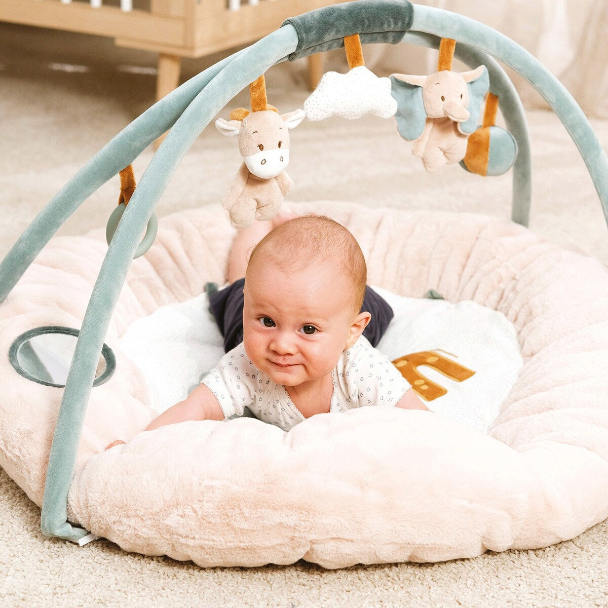 Babygym med krableteppe Luna & Axel med biteleke montert i rom