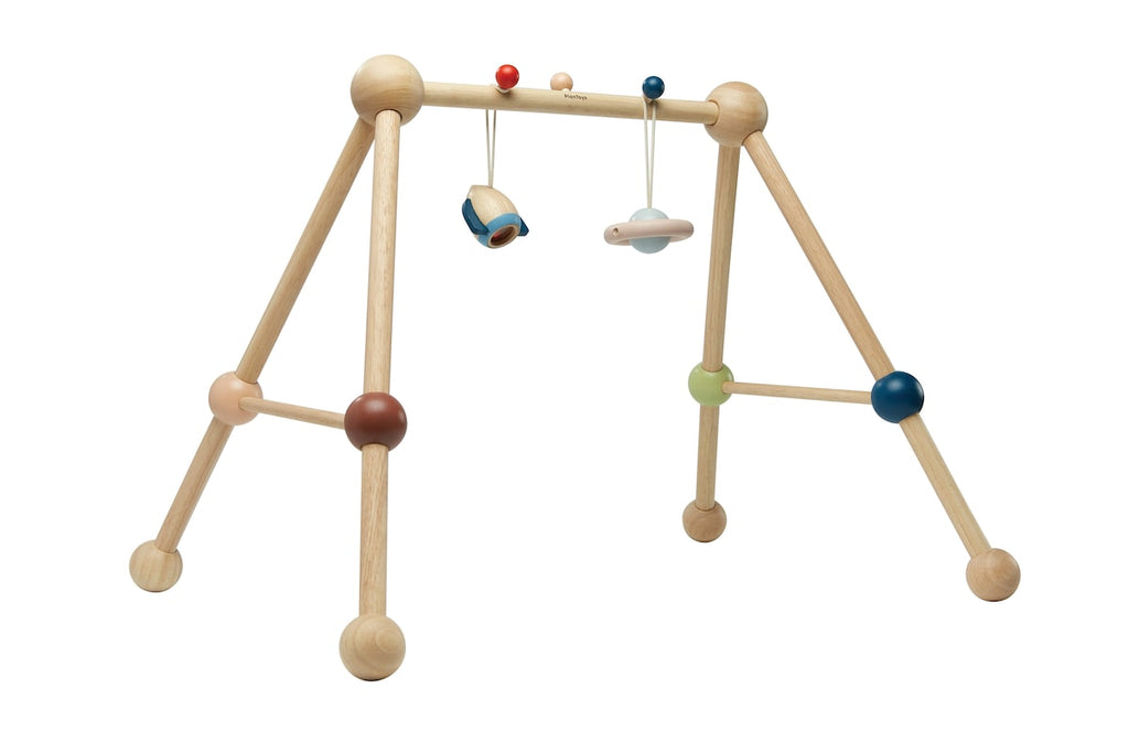 Babygym Orchard i gummitre detalj av hengende leker