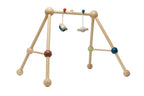 Babygym Orchard i gummitre detalj av hengende leker