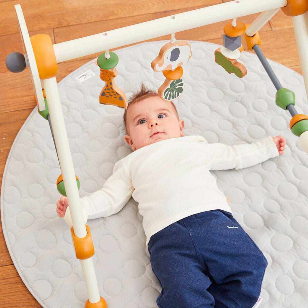 Babygym safari i bjørketre montert på gulvet