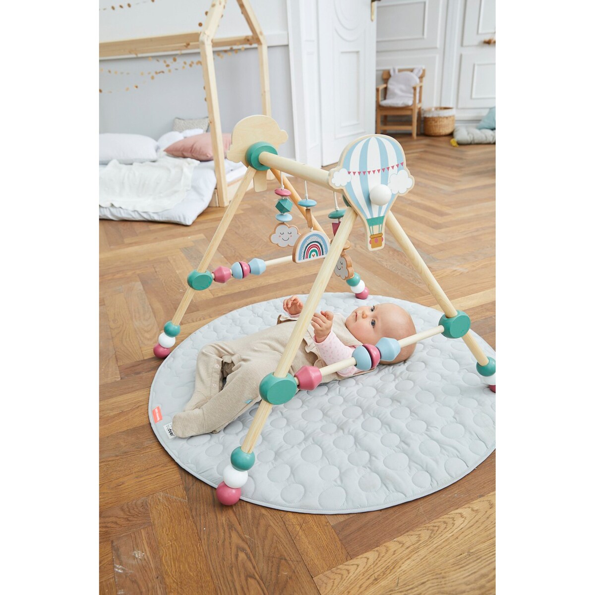 Babygym sky i tre, høydejusterbar detalj av roterbare figurer