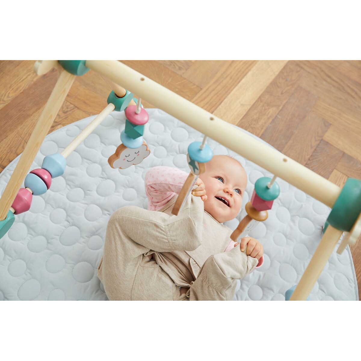 Babygym sky i tre, høydejusterbar montert i barnerom