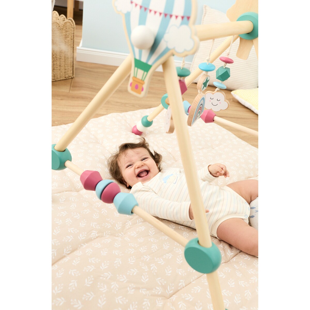 Babygym sky i tre, høydejusterbar detalj av treets kvalitet