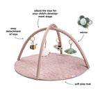 Detalj av Babygym med lekematte Tiny Farm rosa leker