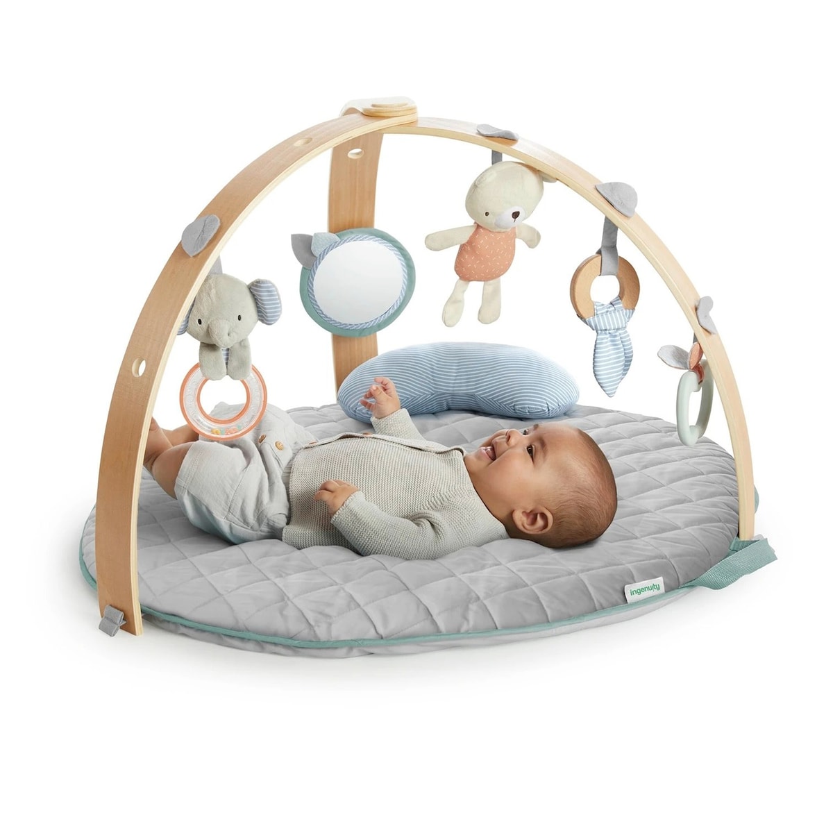 Babygym i tre med lekematte og pute Cozy Spot detalj av hengeleker