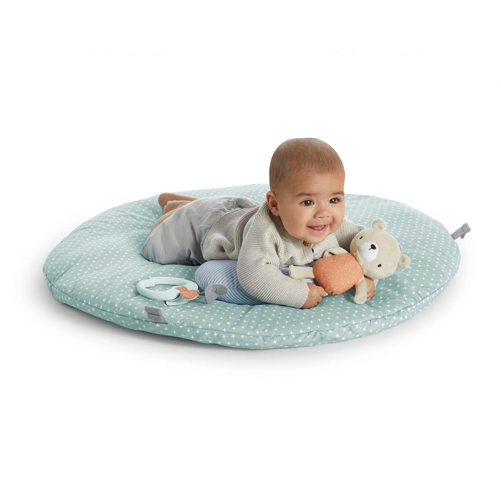 Babygym i tre med lekematte og pute Cozy Spot montert i stue