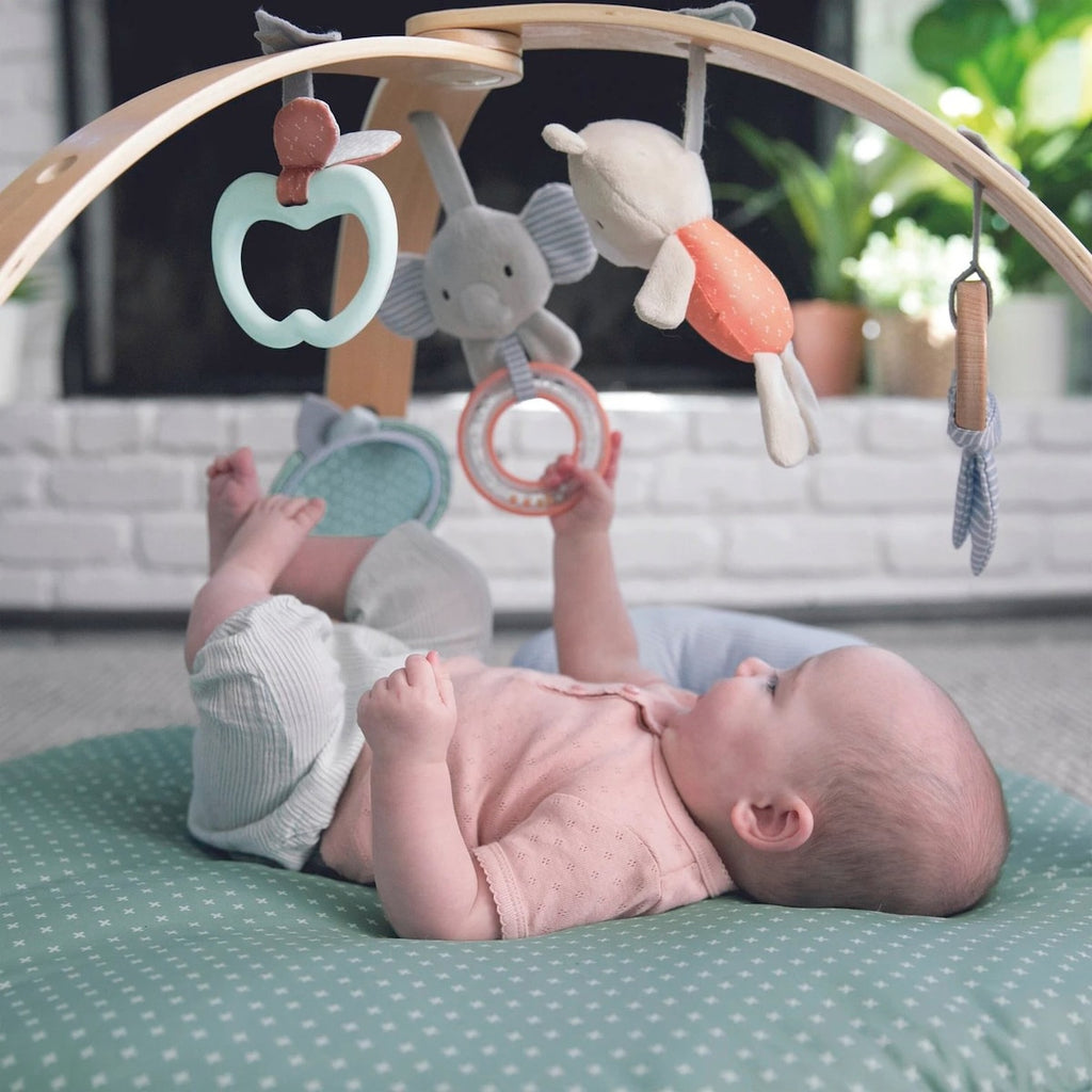Babygym i tre med lekematte og pute Cozy Spot nærbilde av pute
