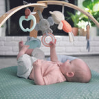 Babygym i tre med lekematte og pute Cozy Spot nærbilde av pute