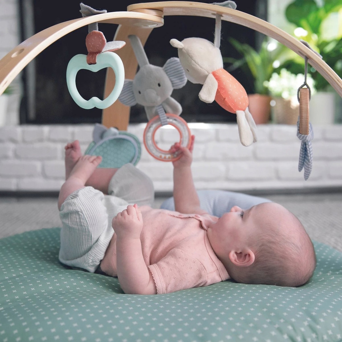 Babygym i tre med lekematte og pute Cozy Spot nærbilde av pute
