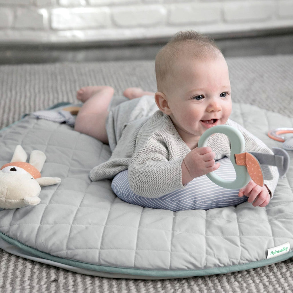 Babygym i tre med lekematte og pute Cozy Spot detalj av trelekebue