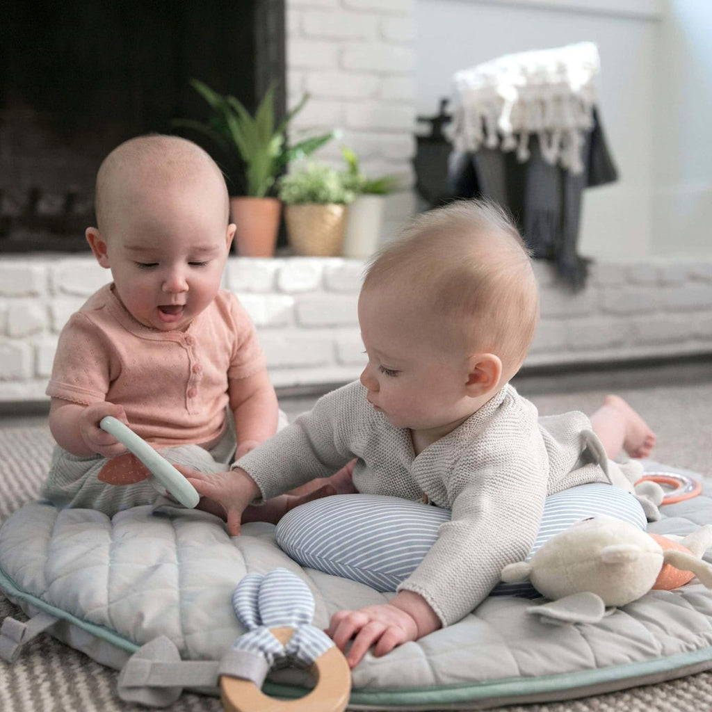 Babygym i tre med lekematte og pute Cozy Spot lekematte i tekstil