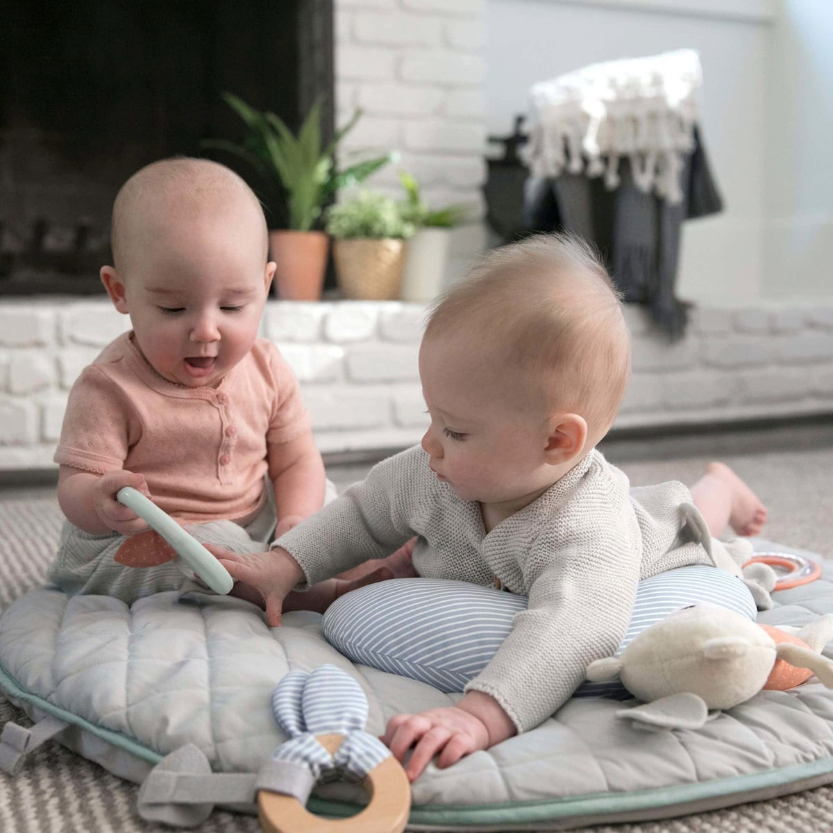Babygym i tre med lekematte og pute Cozy Spot lekematte i tekstil