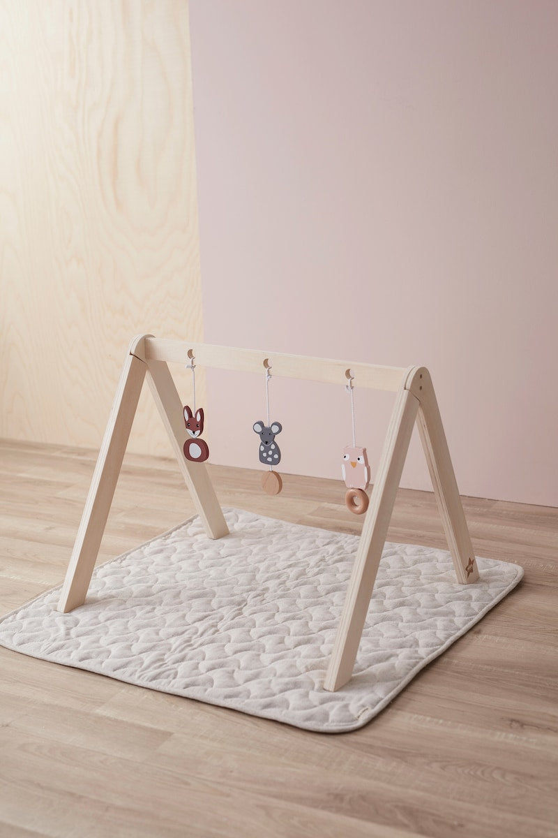 Babygymfigurer i tre Edvin 3-pack i bøk nærbilde