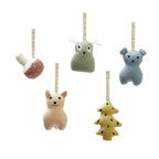Nærbilde av stoff og borrelås på Babygymfigurer Edvin skog 5-pack