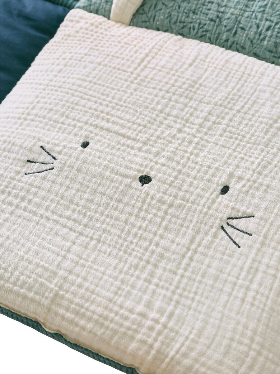 Detalj av broderier på Babyleketeppe og lekegrindinnlegg MAGIC FOREST bomull