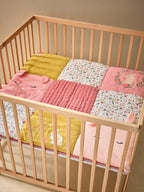 Babyleketeppe patchwork-design forfra med motiv