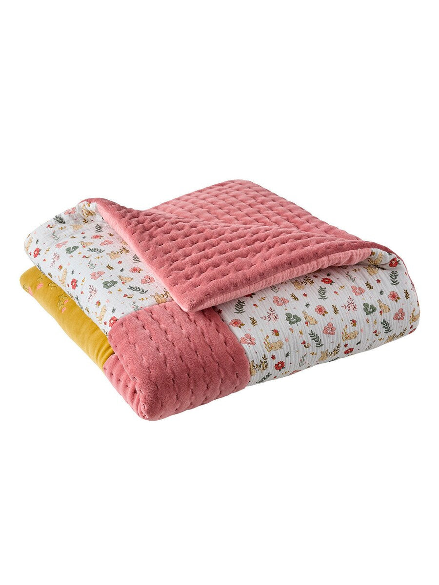 Detalj av broderi og 3D-ører på babyleketeppe patchwork-design