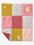 Babyleketeppe patchwork-design montert i lekegrind