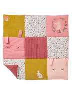 Nærbilde av stoff og sømmer på babyleketeppe patchwork-design