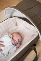 Babylift Frida Swift Lift 2.0 Olive bakside med bæregrip