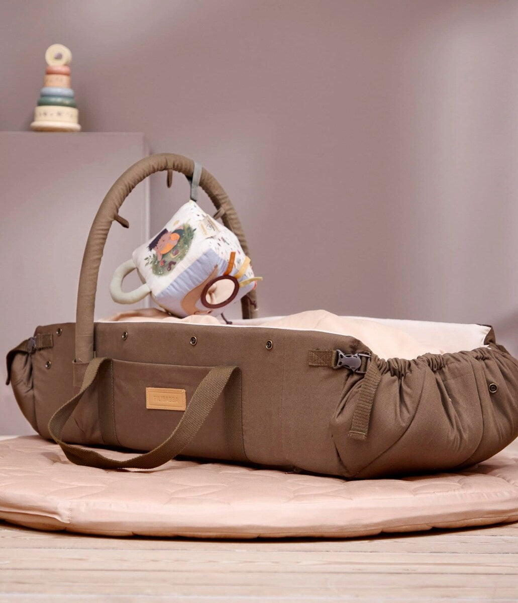 Babylift Frida Swift Lift 2.0 Olive med lekebøyle fra FILIBABBA
