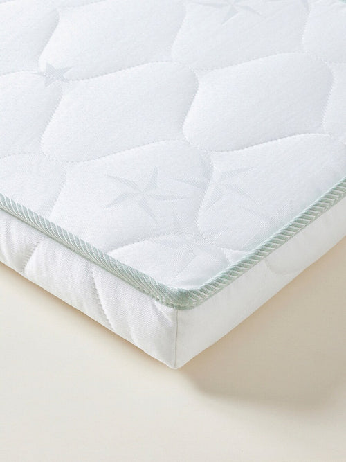 Babymadrass med BI-OME-behandling for sommer- og vinterside forfra