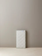 Detalj av babymadrass med Passerelle-behandling, termoregulerende polyester
