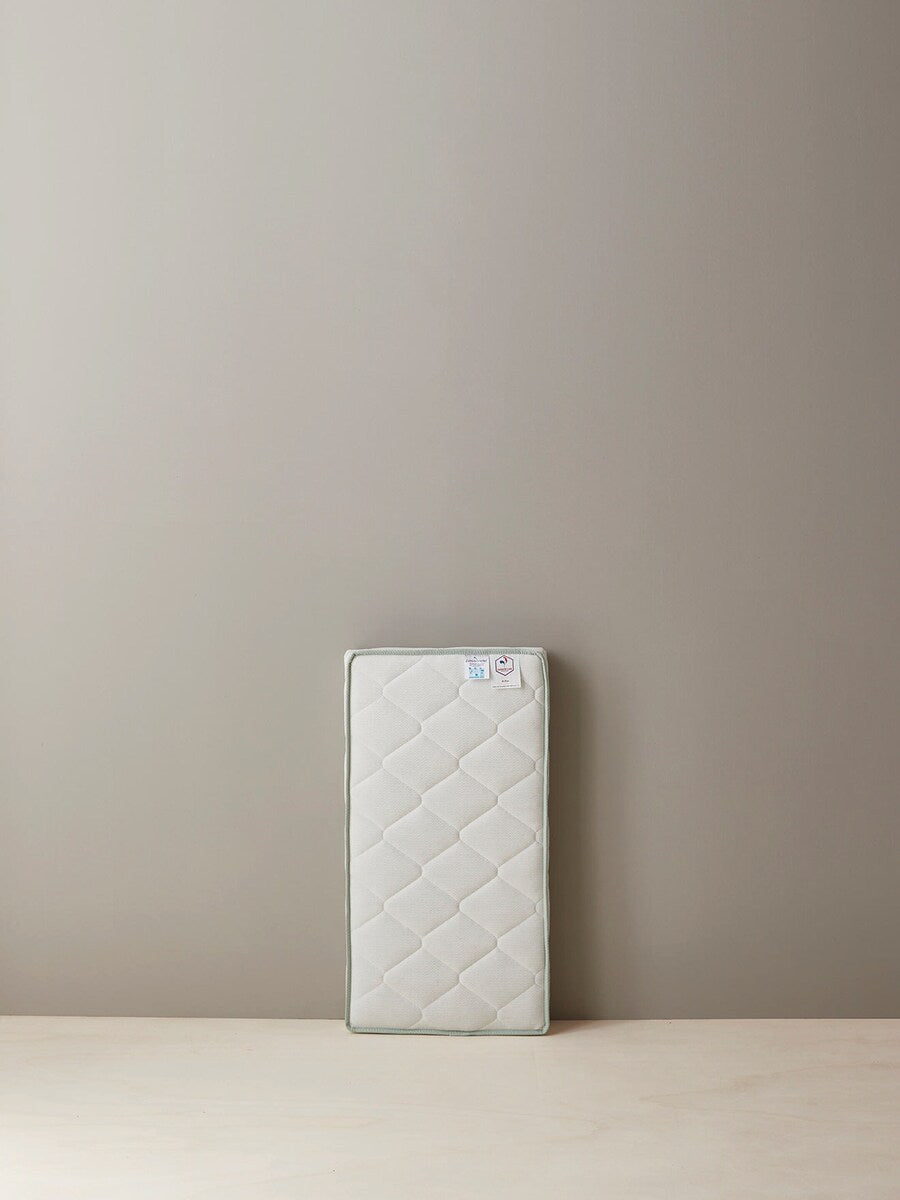 Detalj av babymadrass med Passerelle-behandling, termoregulerende polyester