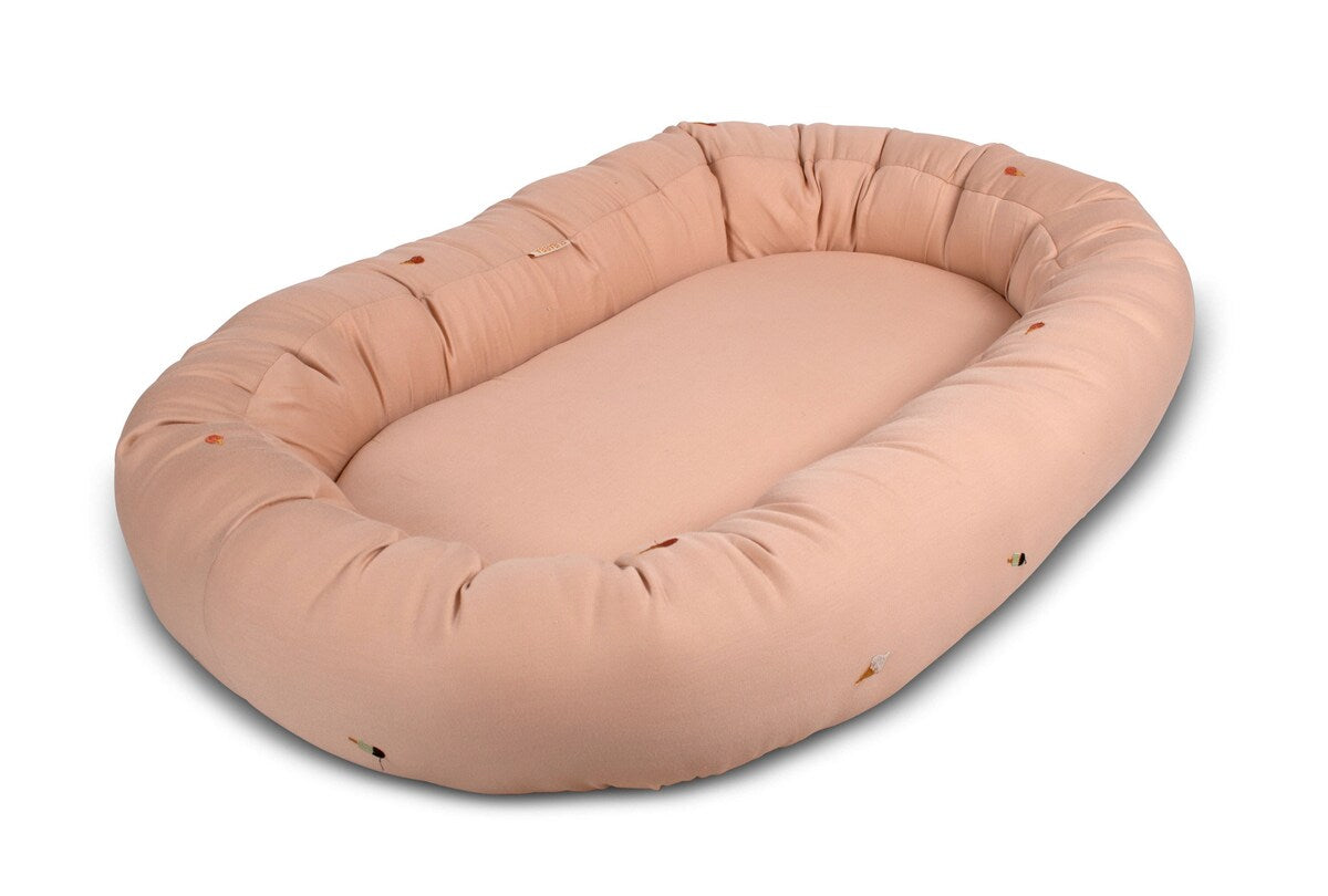 Babynest 2. generasjon Cool Summer broderi Frappé forfra